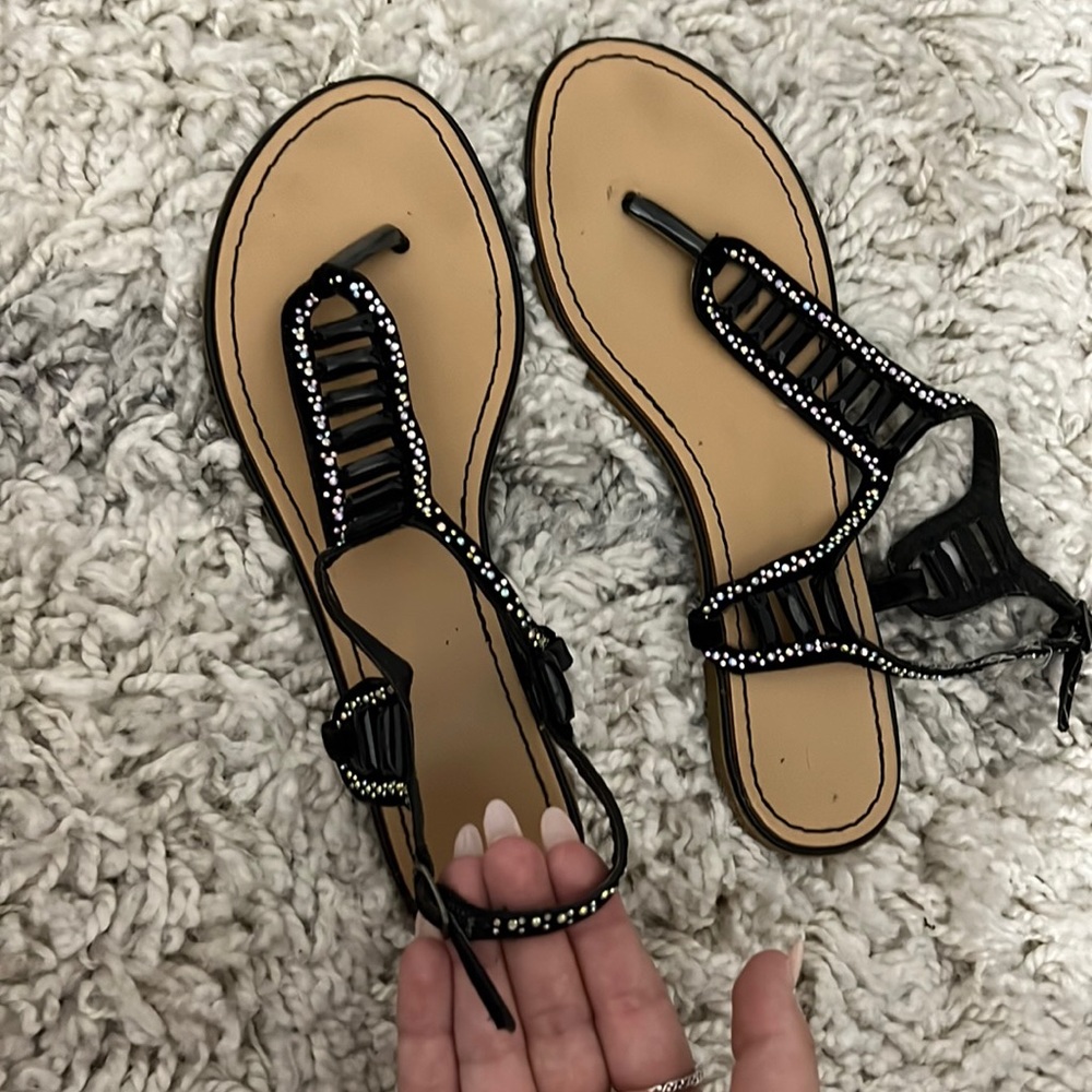 Cute flip flops size 8 1/2. worn once.
